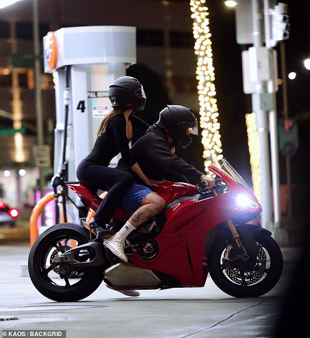 Sugerirajući da je to u velikoj mjeri protiv svijeta, Nicola, 30 godina, prilijepila se za svog muškarca dok su zumirali ulice na skupoj crvenoj ducati motociklu