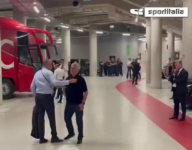 Verbalno ga je napao Jose Mourinho, koji ga je optužio za pristranost prema svojoj romskoj strani ispred svog momčadskog autobusa