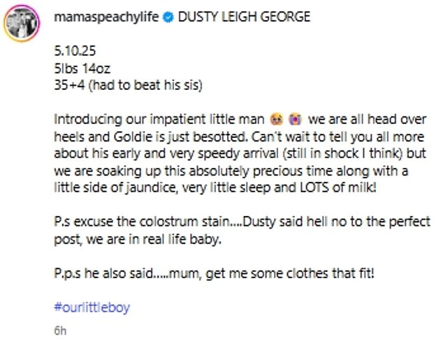 Objavljujući videozapis Dustyja koji nosi ručno pleteni skakač s njegovim imenom na njemu, Chelsie je napisala: 'Dusty Leigh George 5.10.25 5lbs 14oz 35+4 (morao je pobijediti njegovu sisu)'