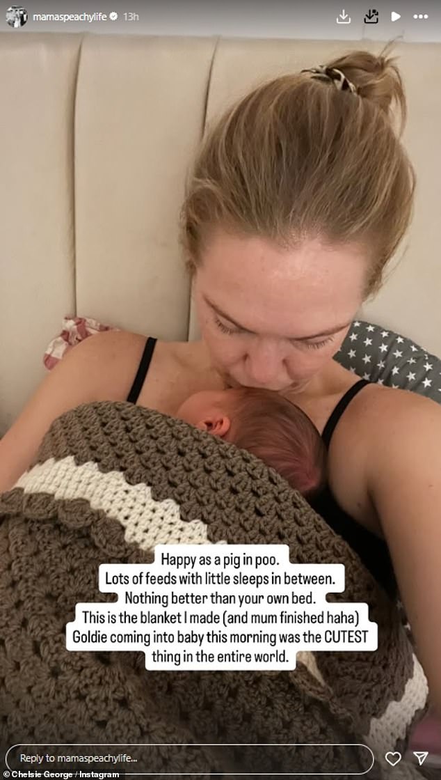 U drugoj priči Chelsie je podijelila selfie od nje i spavala prašnjava, što je napisala: 'Sretna kao svinja u poo. Puno hrane s malo spava između '