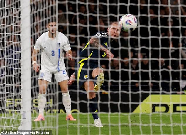 Škotska zamjena Lyndon Dykes kasno je dodala treći gol da napusti Grčku zaprepaštenu