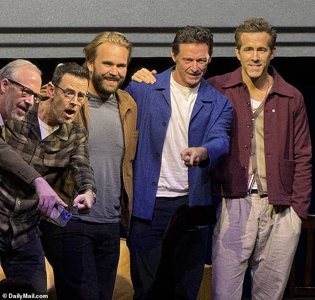 Ryanov najbolji prijatelj Hugh Jackman prisustvovao je Q&A u srijedu. Zvijezda Wolverine ušla je na pozornicu noseći bend-pomoć na licu (na slici)