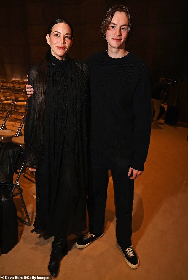 Glumica i njezin sin nedavno su zajedno prisustvovali Paris Fashion Weeku i zajednički nastupili na proljeće/ljeto Chloe Womenwear Proljeće 2026, prošli vikend (viđen gore)