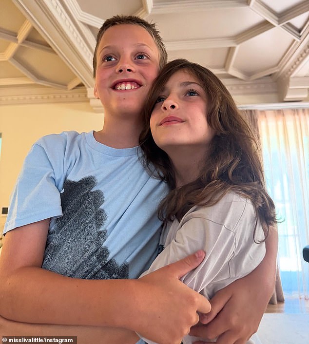 Ona također dijeli dvoje mlađe djece - mornar, 10 i Lulu, devet - s bivšim Davidom Gardnerom