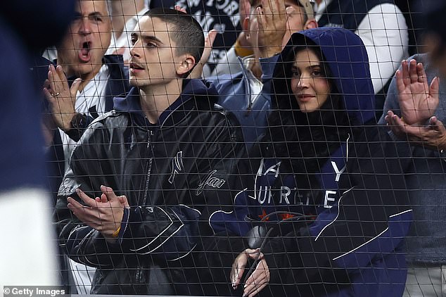 Chalamet je pokazao novi buzzcut u srijedu kada je uživao u noćnom sastanku s Jenner dok su se navijali za New York Yankees tijekom utakmice na stadionu Yankee (viđen gore)