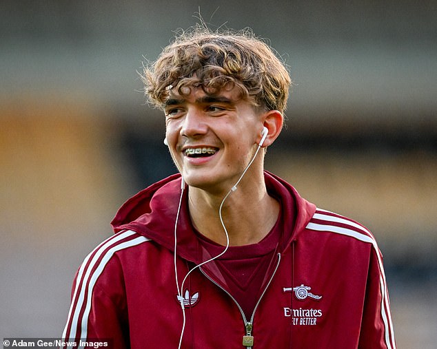Dowman is very strong for his age and has a poise that belies his years; his playing style is influenced by his Arsenal team-mate Martin Odegaard