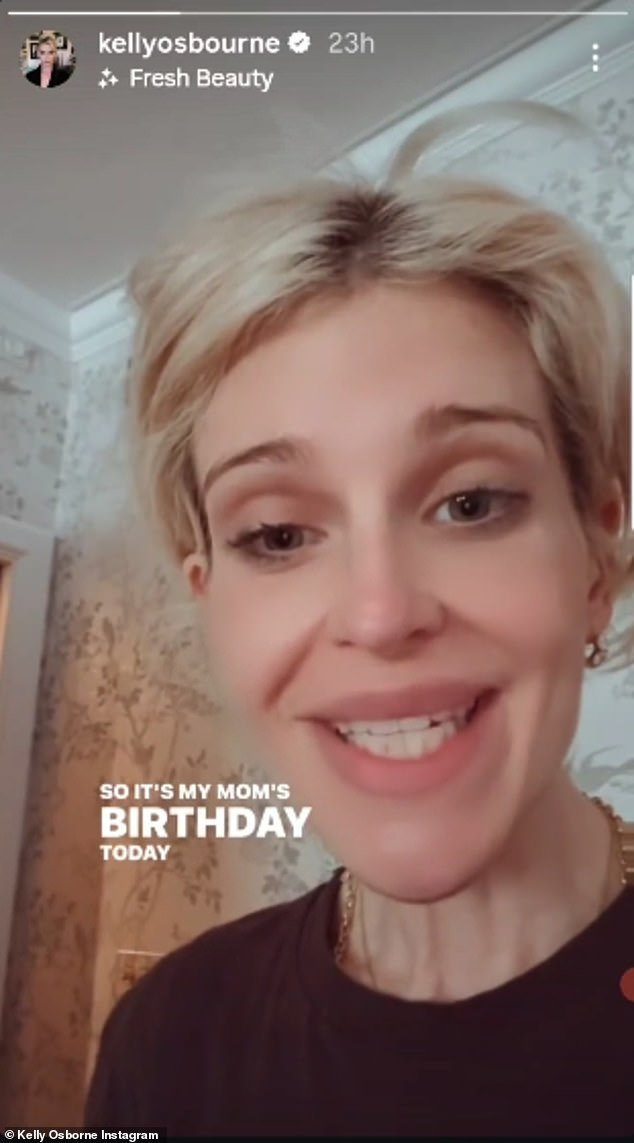 U četvrtak, odlazeći na svoje priče o Instagramu, Kelly je razbuhnula gledatelje dok je tiho pokazala rođendanske ukrase koje je uspjela postaviti za mamu dok je spavala
