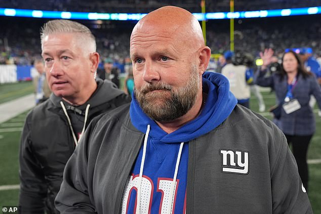 Glavni trener Giantsa Brian Daboll viđen je kako se približava šatoru kako bi provjerio svoju zvijezdu rookie