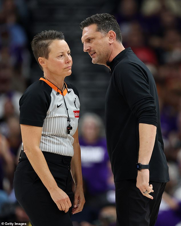 Glavni trener Nate Tibbetts iz Phoenix Mercury razgovara sa sucem Gina Crossom u trećoj četvrtini protiv Las Vegas Acesa. U konačnici bi bio izbačen iz igre