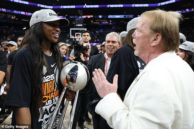 Mark Davis (desno) ne samo da posjeduje NFL -ove Las Vegas Raiders, već i asovi WNBA