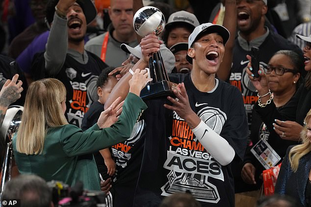 Las Vegas Aces Center A'ja Wilson, Centar desno, drži svoj MVP trofej nakon utakmice 4