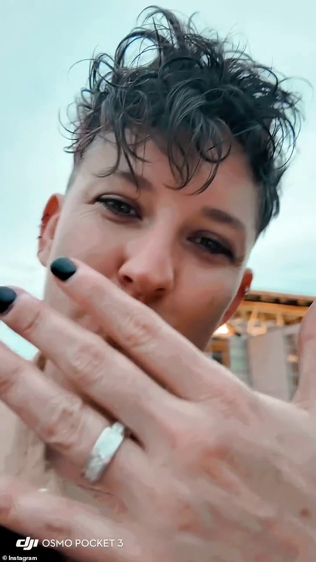 Sretni par najavio je vijest s vrlo slatkim Instagram videozapisom u subotu ujutro