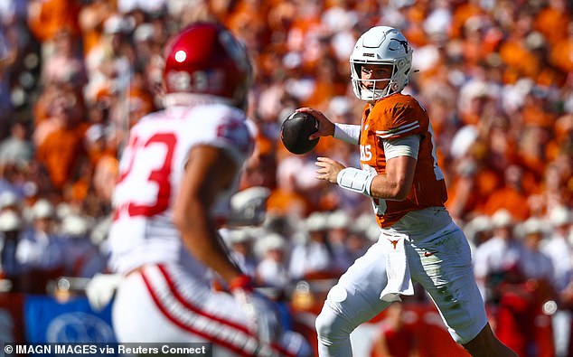 Teksaški napadač Arch Manning baca se kao obrambeni leđa Oklahoma Eli Bowen brani