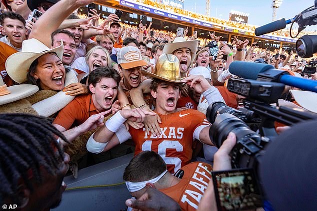 Manning je vidio kako su obožavatelji navijali na Cotton Bowl u Dallasu nakon pobjede u subotu