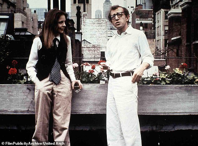 1977. Keaton je preuzeo vodeću ulogu zajedno s Allenom u svom filmu Annie Hall (viđen gore) - za koju se vjeruje da se temelji na njihovoj prošloj romantičnoj vezi