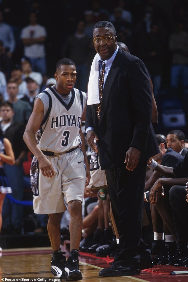 Allen Iverson prikazan je za vrijeme svog boravka u Georgetownu zajedno s trenerom Johnom Thompsonom
