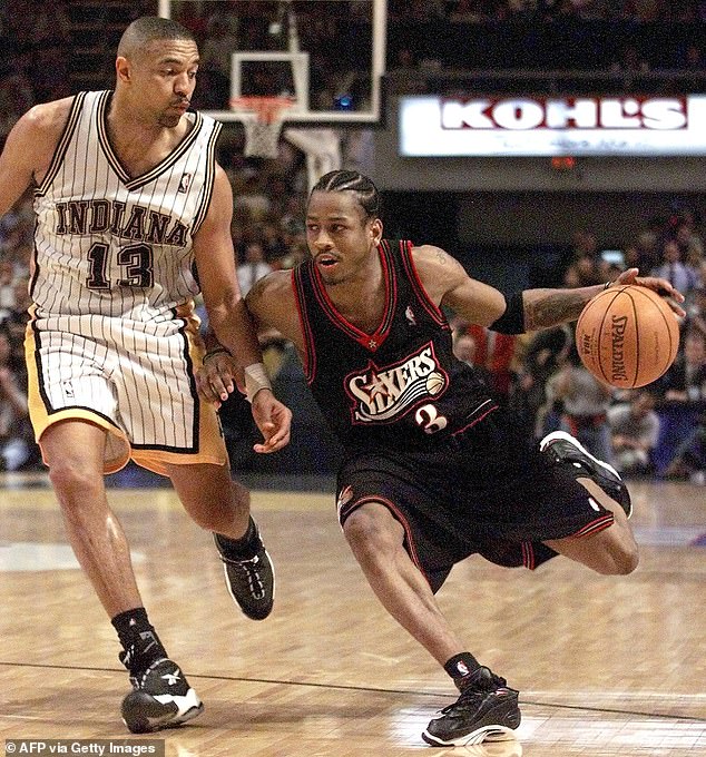 Allen Iverson vozi na Pacersovu čuvaru Marka Jacksona tijekom NBA doigravanja 1999. godine