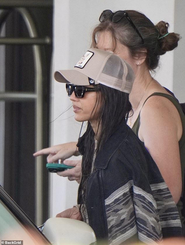 Skinula je ležerno šik lik dok je u nedjelju izašla na Gold Coast Queenslanda