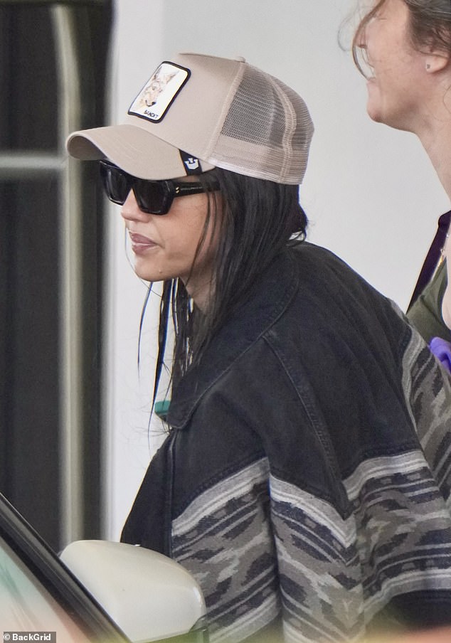 Izgled je dovršila labavom, crnom jaknom s vojnim otiskom na rukama radi dodatnog interesa, a istovremeno noseći plave traperice