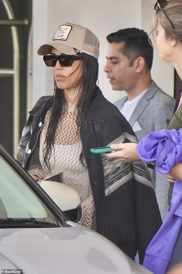 Jessica je prekrila svoje haljine u bež kapu