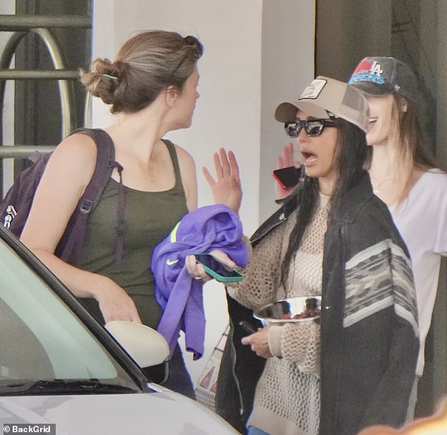 Jessica je nosila čistu, kukičanu kosilicu s ugrađenim, bijelim vrhom ispod, što je pokazalo neke nagovještaje kože