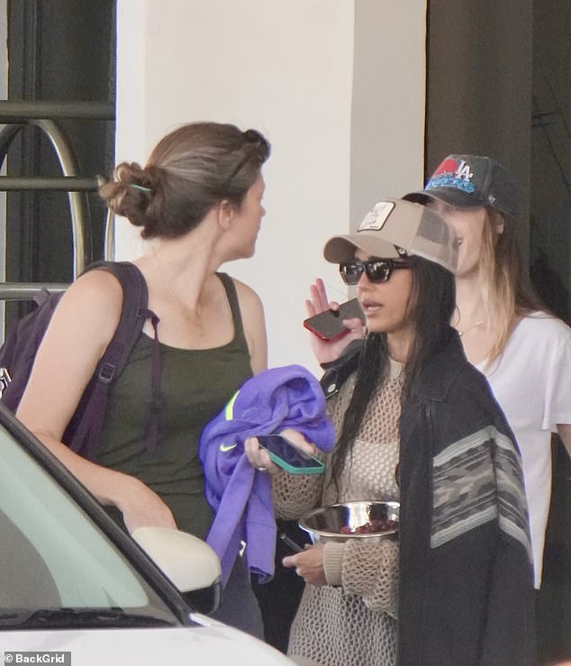 Alba je neobično nosila srebrnu zdjelu punu ljubičastog grožđa