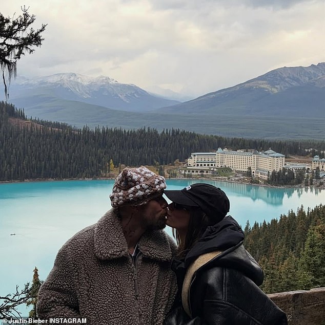 Pop zvijezda i njegova supruga modela, obojica u paketima u prevelikim škarama i kožnim jaknama, nisu mogli držati ruke jedan od drugog dok upijaju prekrasan krajolik