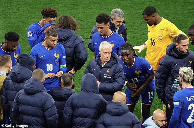 Didier Deschamps (Centar) ostavit će svoju ulogu u Francuskoj nakon Svjetskog prvenstva, potencijalno utrčavajući put Zidaneu