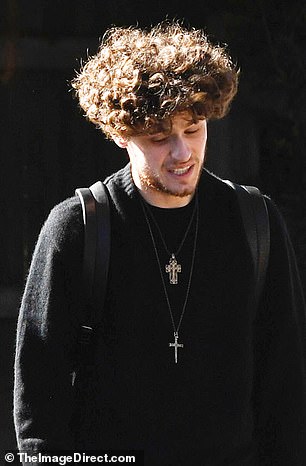 Duke, 25, pronašao je jedinstven način da odaju počast svojoj majci koja ga je usvojila kao dijete Oscara, noseći dvije križne ogrlice u izgledu koji je proslavio