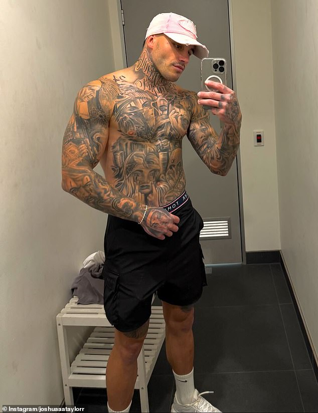 Taylor-Myles dodala je svojoj opsežnoj kolekciji tetovaža dobivanjem novog dizajna na vrat (na slici)