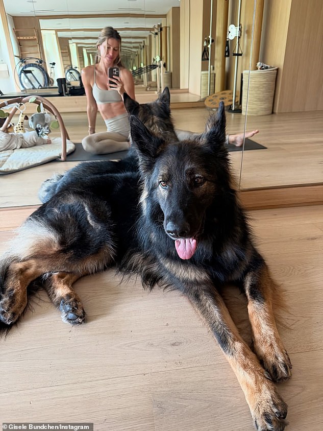 U nedjelju je 45-godišnja CAA modna manekenka podijelila prezentaciju Instagrama u kojoj se navodi jogu u svojoj kućnoj teretani, uz njezin voljeni njemački ovčar Alfie i njezin dječačić, čije je srednje ime navodno 'River' '