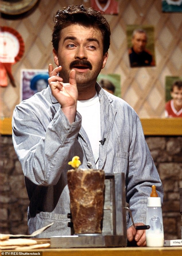 Enfieldovi prethodni likovi uključuju Stavros, vlasnik grčkog kebaba (na slici)