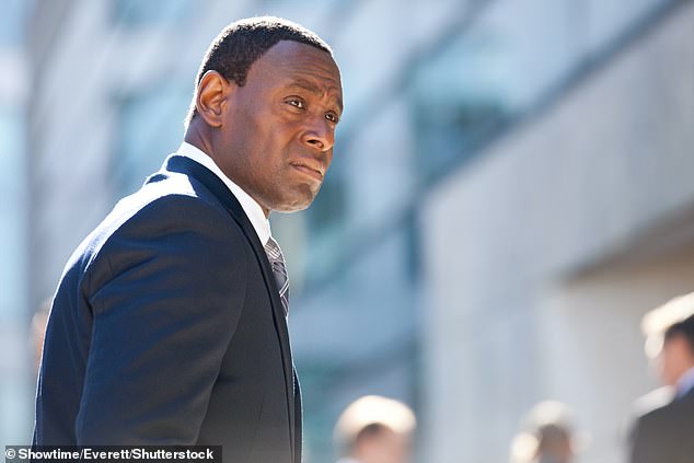 Enfield je odlučio za Satirise Mandelu nakon što je pročitao komentare crnaca Davida Harewooda, koji je tvrdio da se preselio u Ameriku radi boljih uloga jer je u Britaniji mogao igrati samo kriminalce (Harewood je prikazan u američkoj show showu)