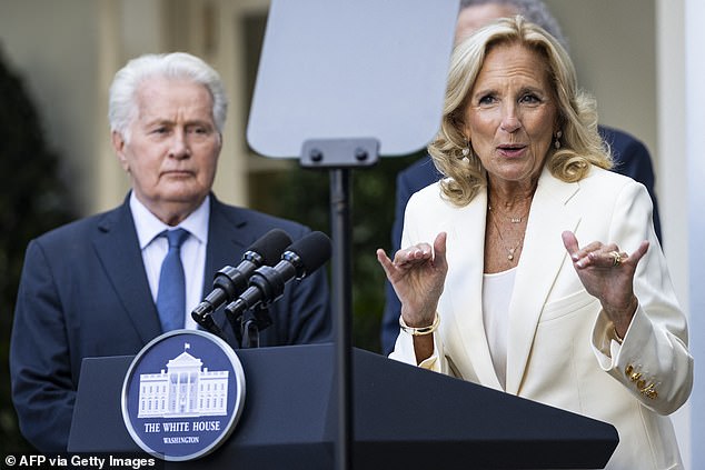 Sheen, doživotni liberal, ima dugu povijest podrške demokratskim kandidatima, uključujući Kamala Harris, Joe Biden i senator Pennsylvania Bob Casey; Na slici Jill Biden prošle godine