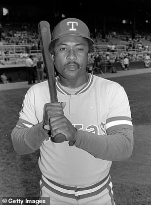 Alomar Sr pozira sa svojim šišmišom za vrijeme svog vremena s Texas Rangersima 1978