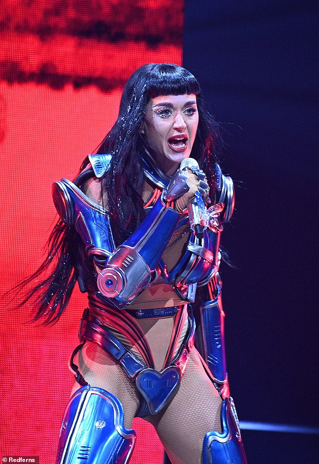 Katy, 40, rekla je: 'London, Engleska, takav si u ponedjeljak navečer nakon cijelog dana na poslu i cijeli dan u školi? Nije ni čudo što cijelo vrijeme padam za Engleze, ali ne više '