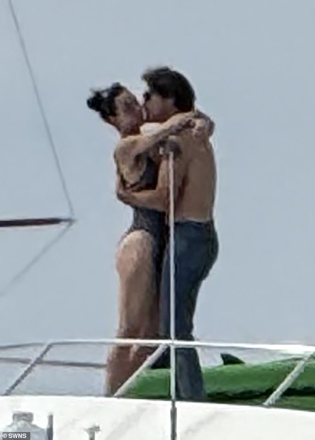 Pjevačica, 40, viđena je kako se ljulja i guši Justina, 53, na svojoj 24-metarskoj jahti, karavelle, kraj obale Santa Barbare u Kaliforniji, tijekom vikenda