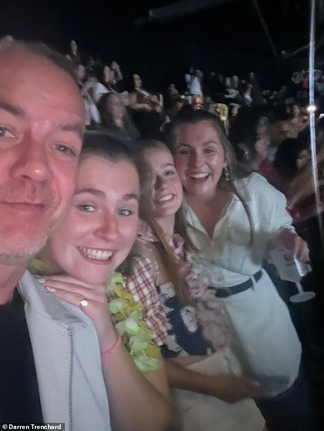 Darren, koji se razvodi više od godinu dana, prisustvovao je predstavi sa svoje tri kćeri, Bethany, 16, Nicole, 22, i Sophie, također 22