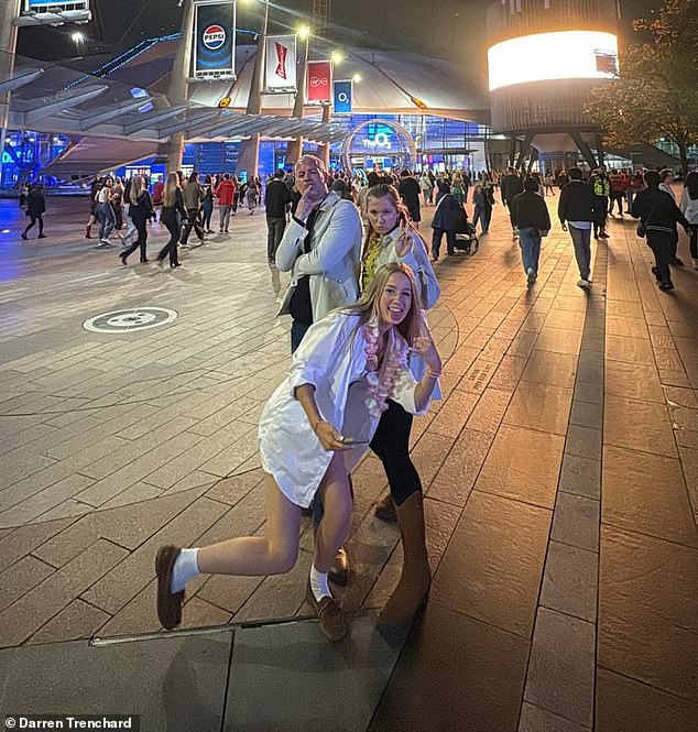 Darren je za Daily Mail rekao: 'Kupili su mi ulaznice jer sam bio veliki obožavatelj! Uvijek sam se šalio da ću učiniti Katy Perry svoju ženu dok su odrastali '