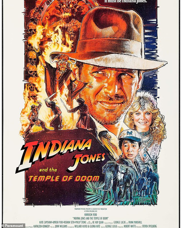 Sav je posao obavio ručno, počevši od crteža olovke, zatim slojeviti zračnu četkicu, akrili i obojene olovke