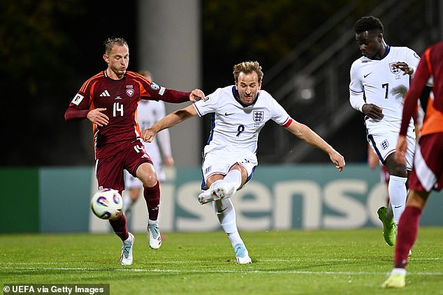 Kane je uvrnuo drugu Englesku u 44. minuti s gornjim završetkom izvan okvira