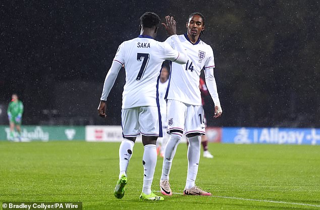 Branitelj DJEd Spence (desno) prisilio je latvijski vlastiti gol u drugom poluvremenu opakim križem