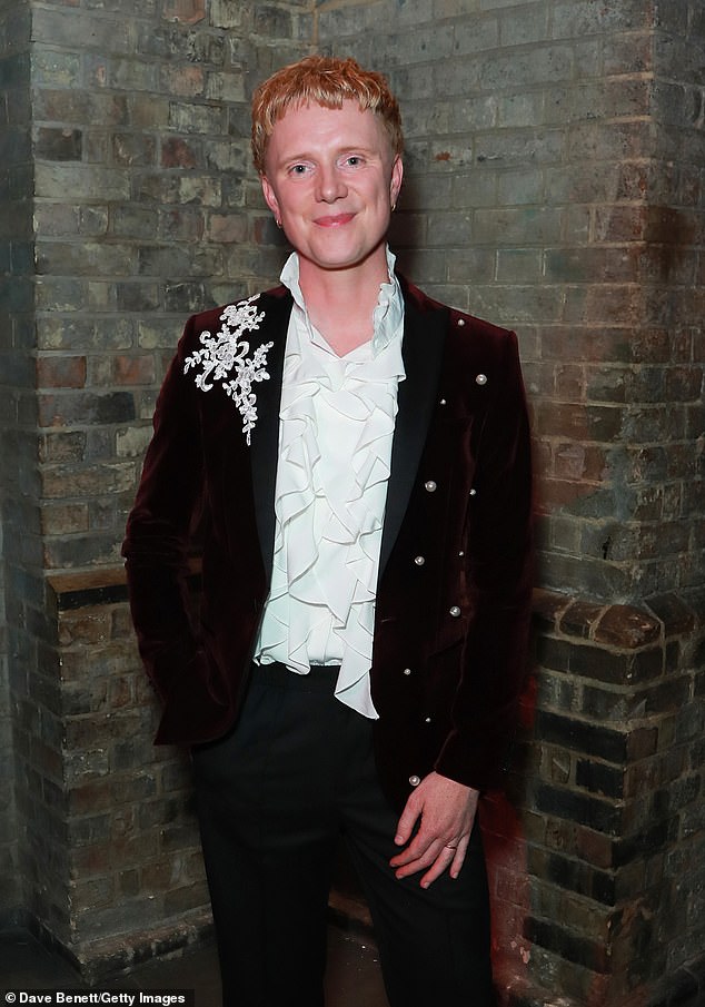 Voditelj Radio 2 (41) u utorak se uputio na svoj Instagram kako bi izdao ažuriranje zdravlja i izrazio zahvalnost na 'nevjerojatnom' NHS -u koji se pobrinuo za njega (viđen u srijedu)