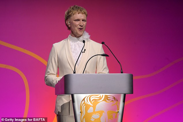 Domovi pod zvijezdom Hammer -a objasnili su da mu je potrebna operacija nakon što je otkrio polipe unutar svog žučnog mjehura i da će 