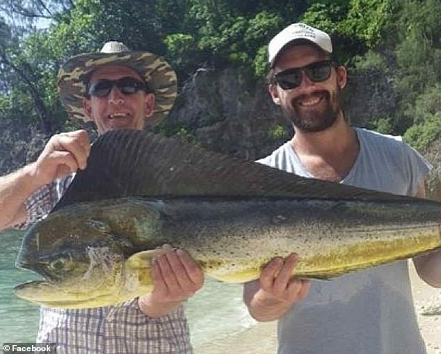 Kevin (lijevo) slavi ulov na ribarskom putovanju. Igrao je za tri VFL kluba