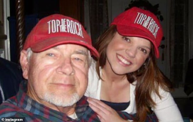 Prisjetila se incidenta kada je Jimmy Lee 'išao balistički' nakon što je otkrila da se Deanna, koja je tada imala 21 godinu, htjela useliti sa svojim tadašnjim dečkom; Jimmy Lee prikazan s Amy