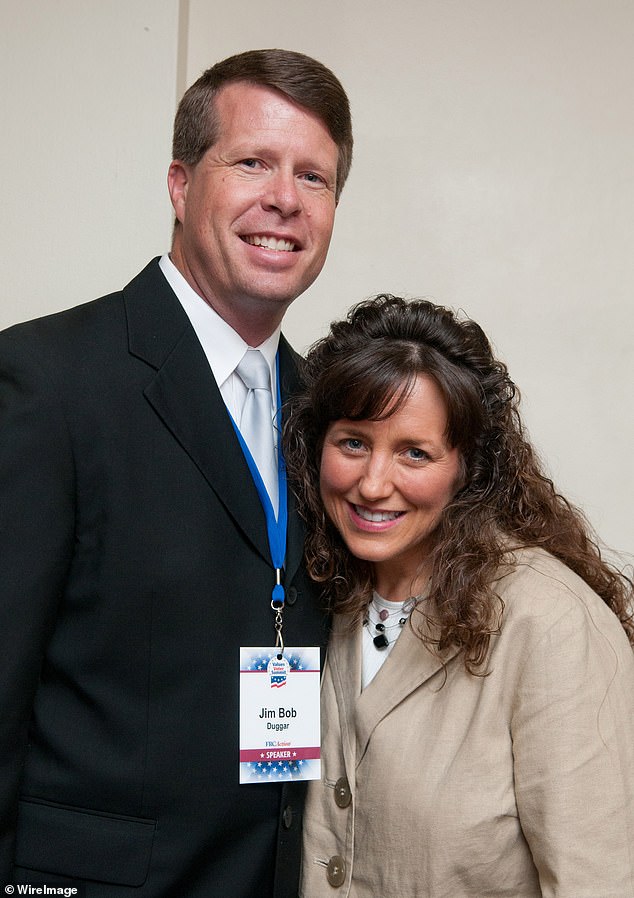 Amy, koja je nećakinja patrijarha obitelji Duggar, Jim Bob Duggar (brat majke), dodala je da je Jim Bob uspio zaustaviti napad i 'spasio joj život toga dana'; Jim Bob viđen sa suprugom Michelle Duggar