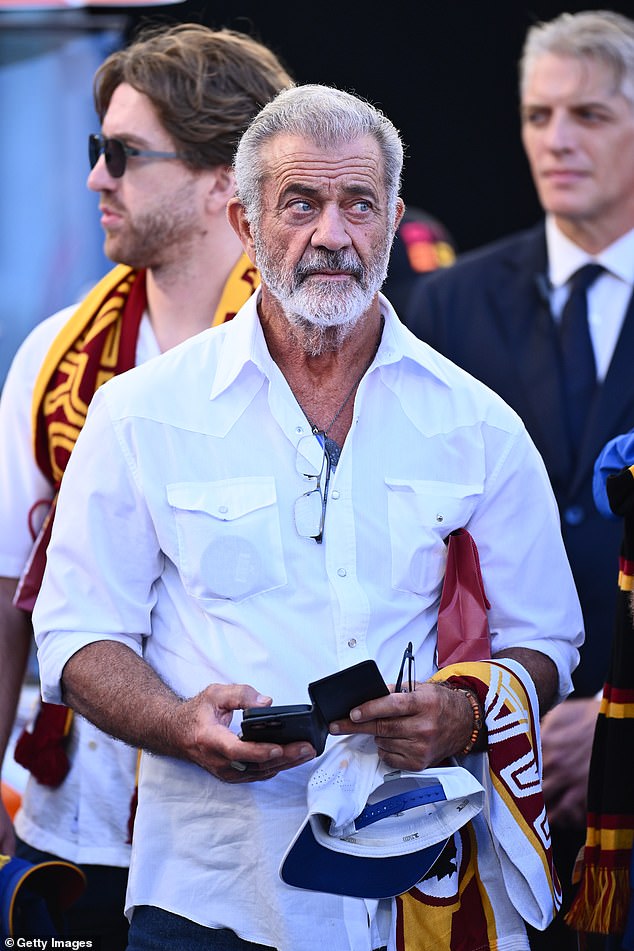 Više od 20 godina nakon objavljivanja njegove biblijske drame, Gibson (69) trebao bi se vratiti sa svojim daljnjim daljnjim filmom, Uskrsnućem Krista; Gibson viđen u Rimu u rujnu