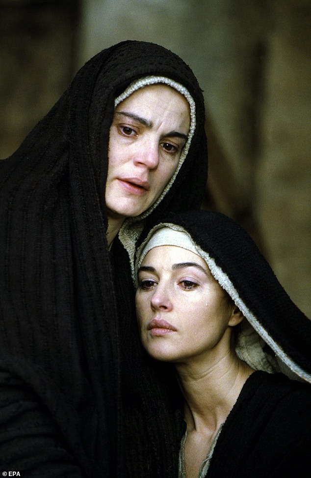 Originalni film glumio je Caviezel (57) kao Krista, i Monica Bellucci, 61, kao Marija Magdalene, ali morali su ih preinačiti zbog vremenskog jaza; Maia Morgenstern i Bellucci viđeni kao Marija i Marija Magdalena