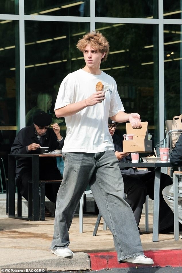 Jayden je ležerno bio odjeven u bijelu majicu i vrećaste sive traperice s bijelim trenerima. Činilo se da su on i njegova djevojka, koji nije identificiran, dobili smoothieje u Erewhonu prije odlaska